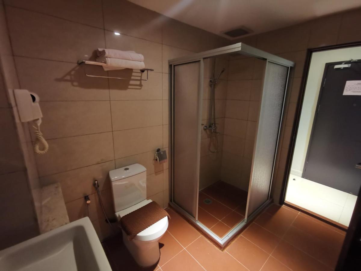 Hotel De Leon II Lahad Datu Kültér fotó